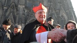 Bürger gratulieren dem Kölner Kardinal Joachim Meisner am 11. Januar 2009 nach einem Festgottesdienst im Kölner Dom an seinem 75. Geburtstag. / © KNA (KNA)