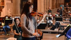 Konzertmeisterin Natalie Chee hat ein schwieriges Solo beim "Benedictus" zu spielen / © Beatrice Tomasetti  (DR)