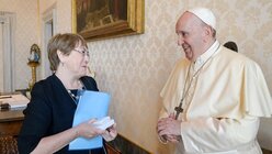 Michelle Bachelet, Hohe Kommissarin für Menschenrechte der Vereinten Nationen (UN), und Papst Franziskus / © Vatican Media/Romano Siciliani (KNA)