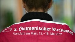 ÖKT-Tuch mit der Aufschrift "3. Ökumenischer Kirchentag Frankfurt am Main, 12. -16. Mai 2021" / © Arne Dedert (dpa)