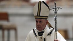 Papst Franziskus bei der Osternacht im Petersdom / © Remo Casilli (dpa)