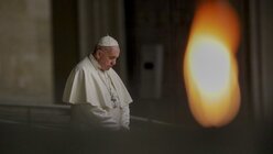 Papst Franziskus betet auf dem Kreuzweg / © Andrew Medichini (dpa)