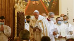 Papst Franziskus feiert eine Messe in der chaldäisch-katholischen Kathedrale Sankt Josef. / © Paul Haring/CNS photo (KNA)