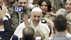 Papst Franziskus kommt zu seiner wöchentlichen Generalaudienz / © Andrew Medichini (dpa)