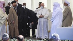 Papst Franziskus (M) nimmt an einem interreligiösen Gebet in den sumerischen Stadtstaat Ur teil / © Ameer Al Mohammedaw (dpa)