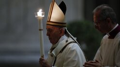 Papst Franziskus mit der Osterkerze / © Remo Casilli (dpa)
