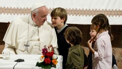 Papst Franziskus spricht mit Kindern / © Paul Haring/CNS photo (KNA)