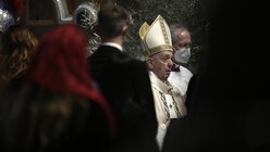 Papst Franziskus trifft für die Ostermesse im Petersdom ein. Er feiert die Ostermesse bereits das zweite Mal unter Corona-Einschränkungen / © Filippo Monteforte/POOL AFP/AP/ (dpa)