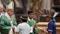 Papst Franziskus und Indigene beim Eröffnungsgottesdienst der Amazonas-Bischofssynode am 6. Oktober 2019 im Petersdom im Vatikan. / © Cristian Gennari/Romano Siciliani (KNA)