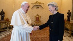 Papst Franziskus und Ursula von der Leyen / © Vatican Media/Romano Siciliani (KNA)