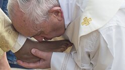 Papst Franziskus wäscht Migranten die Füße / © Osservatore Romano (KNA)