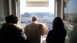 Papst Franziskus winkt beim Angelus-Gebet / © Vatican Media/Romano Siciliani (KNA)
