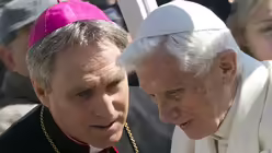 Erzbischof Georg Gänswein und Papst em. Benedikt XVI. / © Claudio Peri (dpa) Erzbischof Georg Gänswein und Papst em. Benedikt XVI. / © Claudio Peri (dpa)