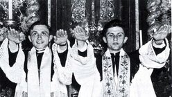 Joseph Ratzinger (r) und sein Bruder Georg werden am 1951 in Freising zu Priestern geweiht / © Erzbistum München und Freising/ (dpa)