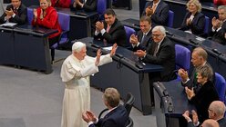 Während seiner Auslandsreise nach Deutschland im September 2011 hält Papst Benedikt XVI. auch eine Rede im Bundestag / © Herbert Knosowski (dpa)
