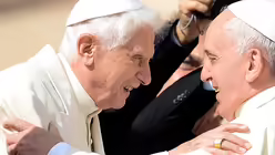 Papst Franziskus und Benedikt XVI. (KNA) Papst Franziskus und Benedikt XVI. (KNA)
