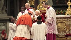 Rainer Maria Woelki, Erzbischof von Berlin, erhält von Papst Benedikt XVI. das Birett beim Konsistorium am 18. Februar 2012 im Petersdom im Vatikan / © Romano Siciliani (KNA)