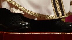 Schwarz, nicht rot: Franziskus' Schuhe (KNA)