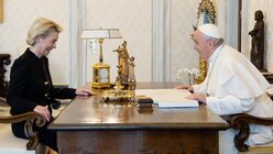 Ursula von der Leyen bei einer Privataudienz bei Papst Franziskus am 22. Mai 2021 / © Vatican Media/Romano Siciliani (KNA)