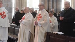 Zu den Geistlichen gehören  Jürgen Schmidt, Prior der Komturei St. Thomas Morus, Essen, und Hauptzelebrant Ralf Freyaldenhoven aus Aachen. / © Beatrice Tomasetti (DR)